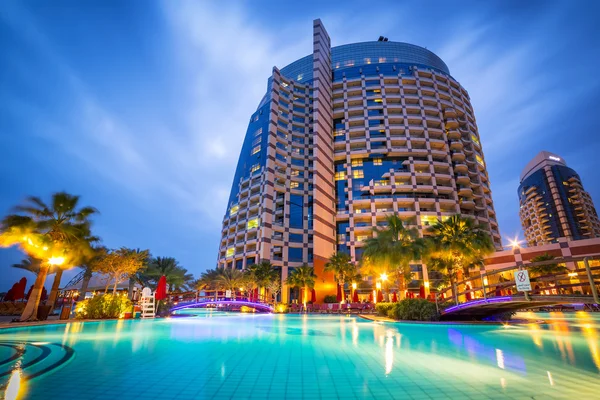 Tropical resort i Abu Dhabi på natten — Stockfoto