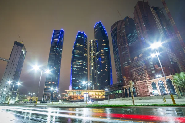 Rascacielos de Abu Dhabi por la noche — Foto de Stock