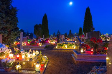 Tüm azizler günü mezarlıkta üzerinde renkli mumlar