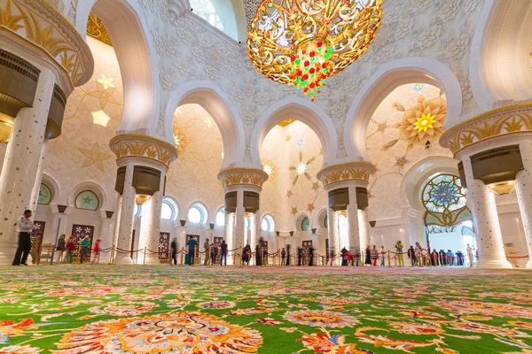 Interno della Grande Moschea dello Sceicco Zayed ad Abu Dhabi — Foto Stock