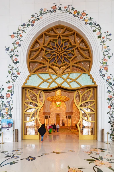 Innenraum der Scheich-Zayed-Moschee in Abu Dhabi — Stockfoto