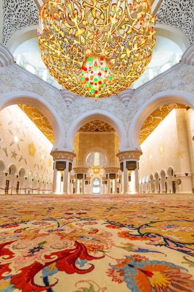 Interieur van sjeik zayed grote moskee in abu dhabi — Stockfoto
