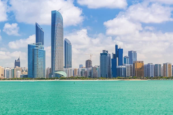 Panorama van Abu Dhabi in zonnige dag — Stockfoto