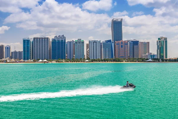 Panorama von abu dhabi bei sonnigem tag — Stockfoto