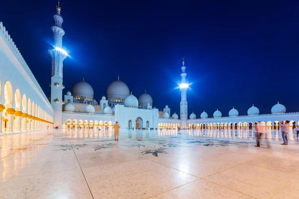 Gran Mezquita en Abu Dhabi por la noche —  Fotos de Stock