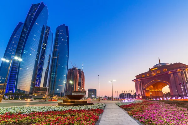 Streets of Abu Dhabi at dusk — Stock Photo, Image