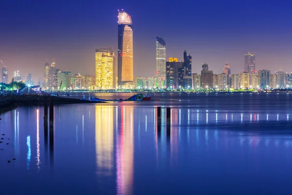Panorama von Abu Dhabi bei Nacht — Stockfoto