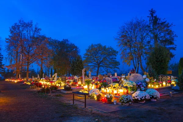 Kyrkogården på natten med färgglada ljus för Alla helgons dag — Stockfoto