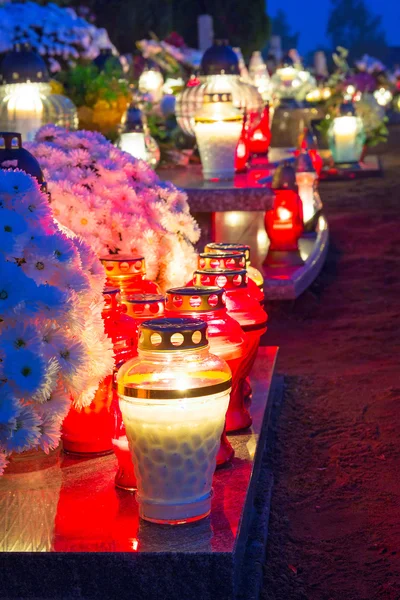 Candele colorate sul cimitero a Ognissanti — Foto Stock