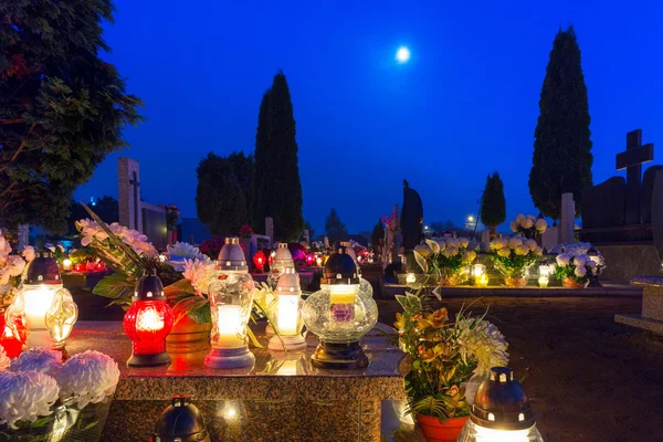 Velas coloridas no cemitério no All Saints Day — Fotografia de Stock