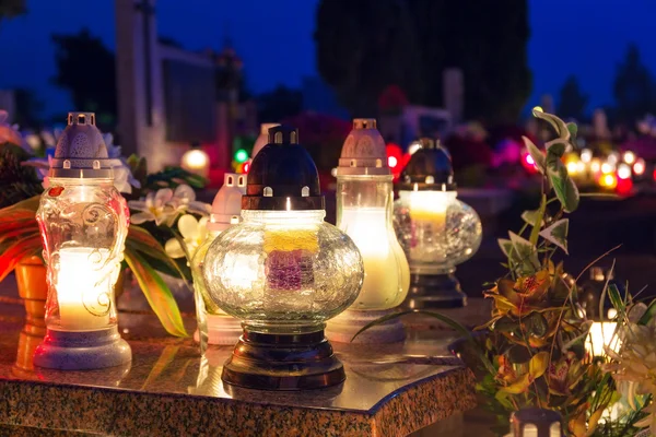 Bougies colorées sur le cimetière à la Toussaint — Photo