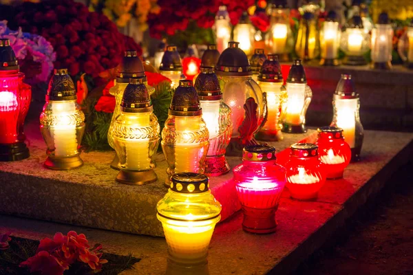 Velas coloridas no cemitério no All Saints Day — Fotografia de Stock