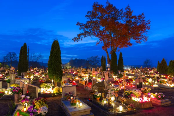 Kyrkogården på natten med färgglada ljus för Alla helgons dag — Stockfoto