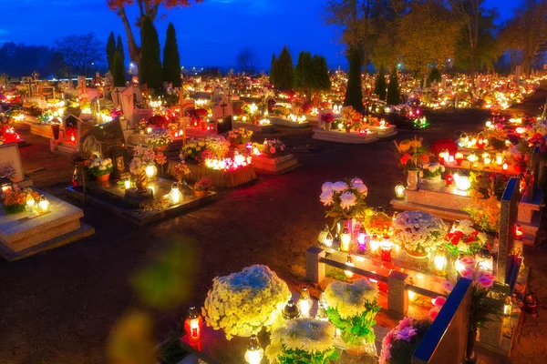 Cemetary en la noche con velas de colores para el Día de Todos los Santos —  Fotos de Stock