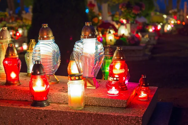 Kleurrijke kaarsen op het kerkhof op Allerheiligen — Stockfoto
