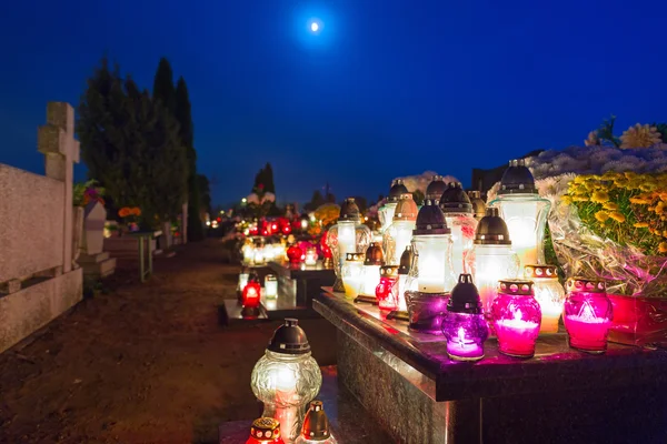 Velas coloridas no cemitério no All Saints Day — Fotografia de Stock