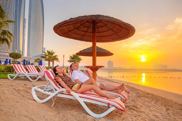 Pareja de vacaciones de sol en el Golfo Pérsico —  Fotos de Stock