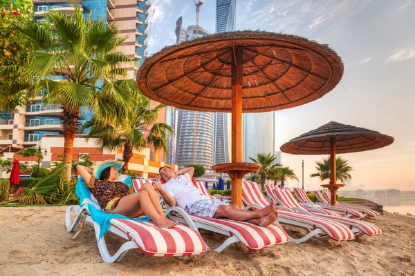 Couple on sun holidays at the Persian Gulf — Stock Photo, Image