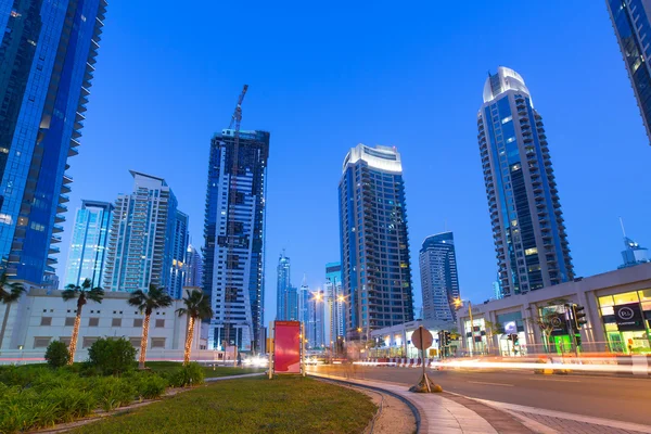 Osvětlenými mrakodrapy Dubai Marina v noci — Stock fotografie