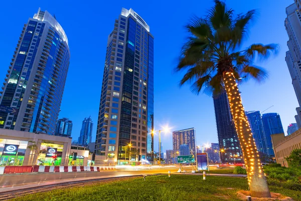 Rascacielos iluminados de Dubai Marina por la noche — Foto de Stock