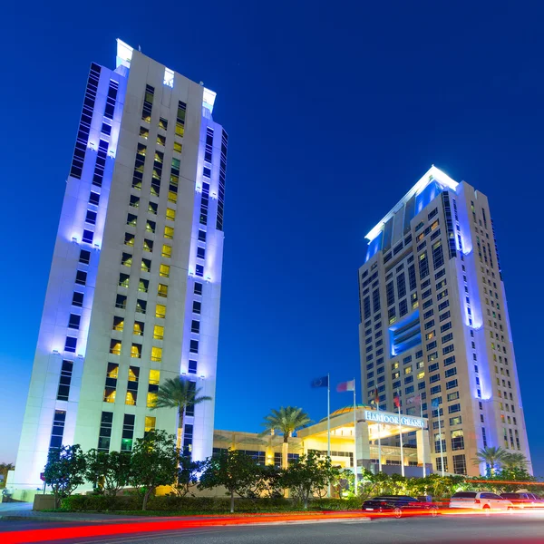 Habtoor Grand Beach Resort at night in Dubai — Stock Photo, Image