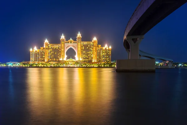 Atlantis hotel iluminated v noci v Dubaji — Stock fotografie