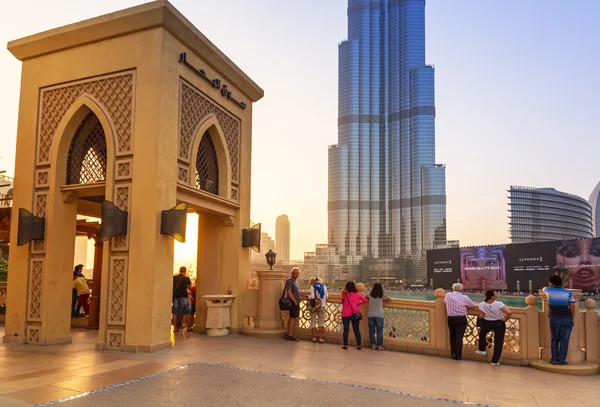 Dubai Mall na torre Burj Khalifa em Dubai — Fotografia de Stock