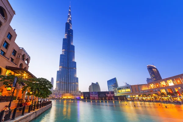 Dubai Mall en la torre Burj Khalifa en Dubai — Foto de Stock