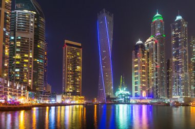 Gece Dubai Marina 'sı
