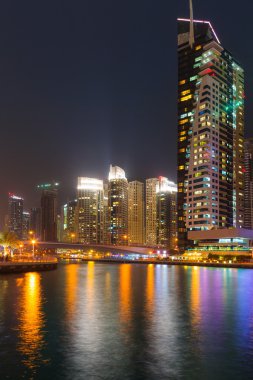 Gece Dubai Marina 'sı