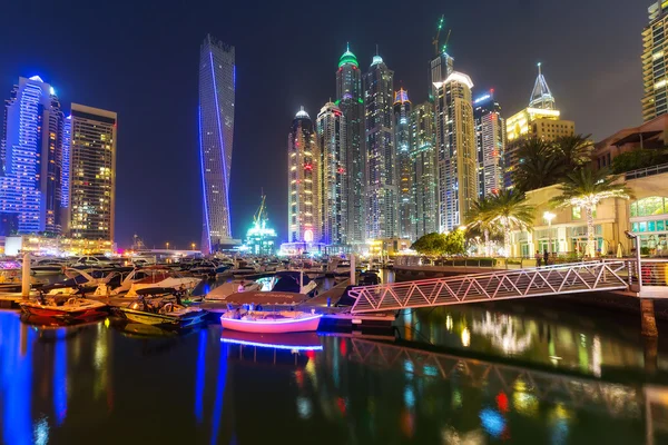 Wolkenkratzer des Jachthafens von Dubai bei Nacht — Stockfoto