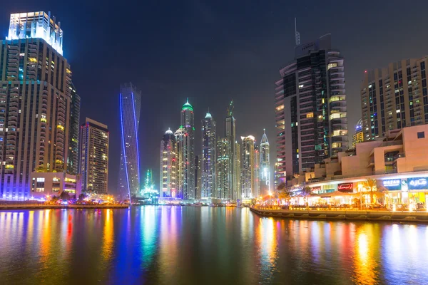 Wolkenkrabbers van dubai marina's nachts — Stockfoto