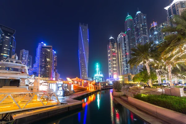 Drapacze chmur w dubai Marina w nocy — Zdjęcie stockowe