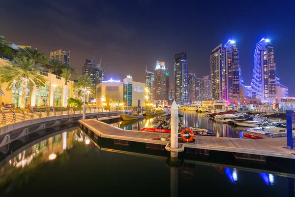 Wolkenkratzer des Jachthafens von Dubai bei Nacht — Stockfoto