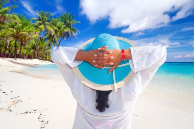Güneş tatil zevk şapkalı kadın