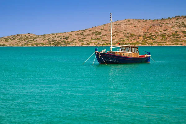 Yacht on the blue lagoon of Crete — Stock Photo, Image