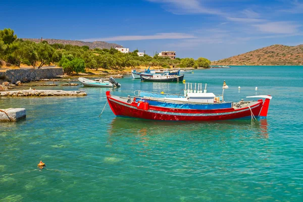 Barche da pesca sulla laguna blu di Creta — Foto Stock