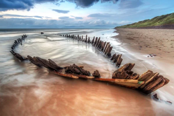 O naufrágio do navio Sunbeam na praia na Irlanda — Fotografia de Stock