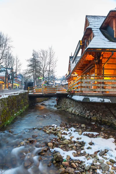 Calle Krupowki en Zakopane en invierno, Polonia — Foto de Stock