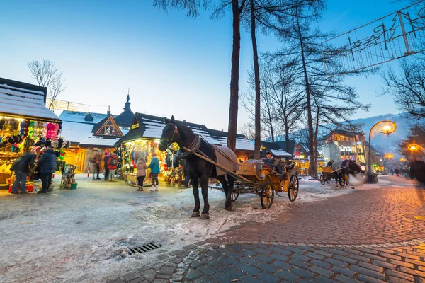 Улица Круповки в Закопане в зимнее время, Польша — стоковое фото