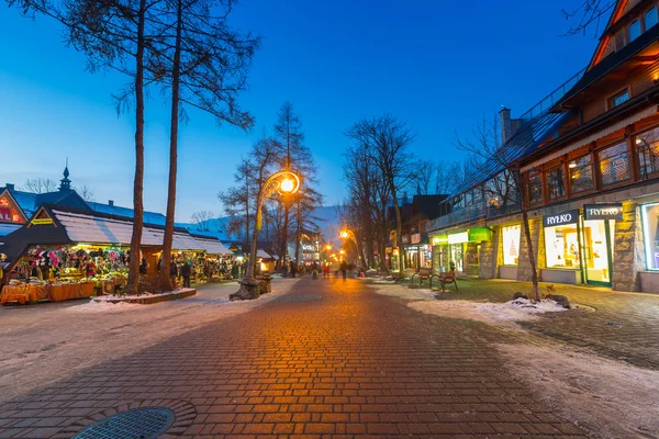 Rue Krupowki à Zakopane en hiver, Pologne — Photo