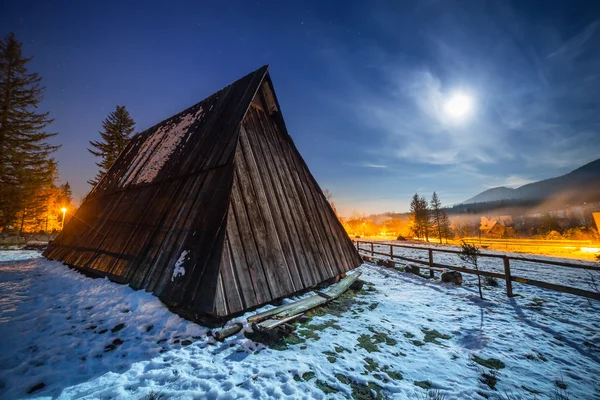 Drewniane Schronisko w Tatrach nocą — Zdjęcie stockowe