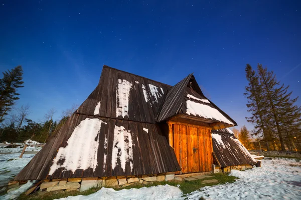 Rifugio in legno nelle montagne Tatra di notte — Foto Stock
