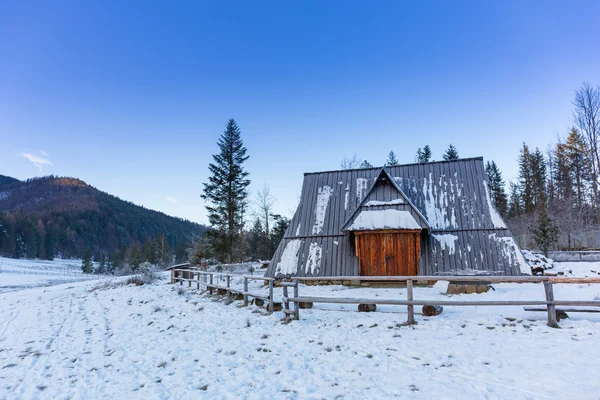 Rifugio in legno nelle montagne innevate dei Tatra — Foto Stock