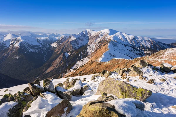 Tatra gebergte in de besneeuwde winter, Polen — Stockfoto