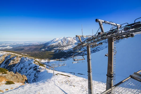 Elevador de esqui em Kasprowy Wierch em montanhas Tatra — Fotografia de Stock