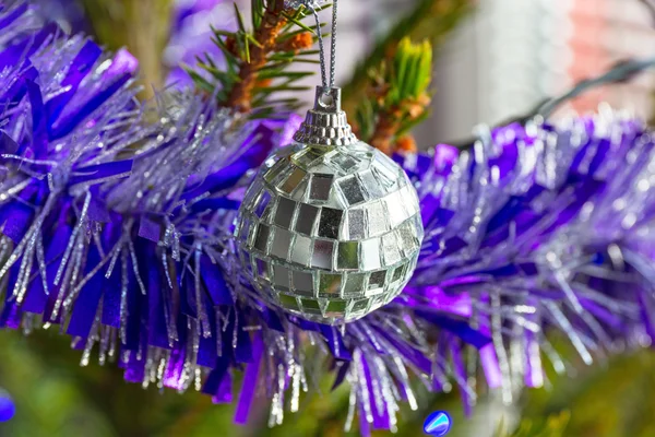 Mooie paarse en zilver kerstballen — Stockfoto