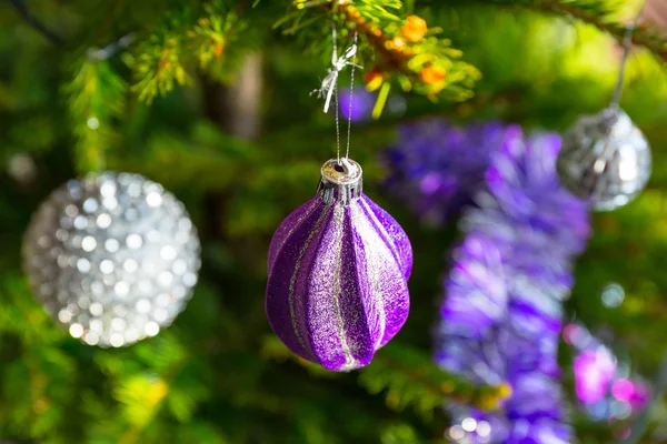 Mooie paarse en zilver kerstballen — Stockfoto