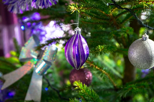 Mooie paarse en zilver kerstballen — Stockfoto