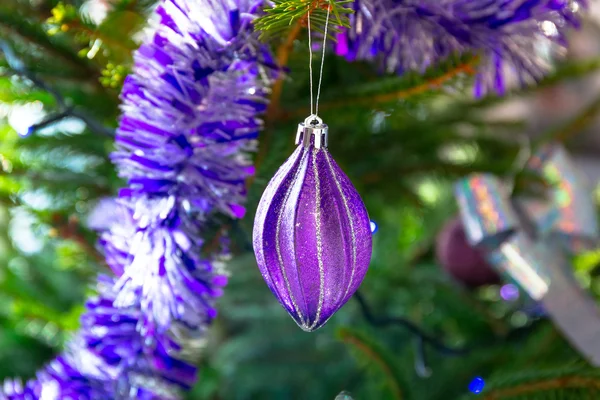 Mooie paarse en zilver kerstballen — Stockfoto
